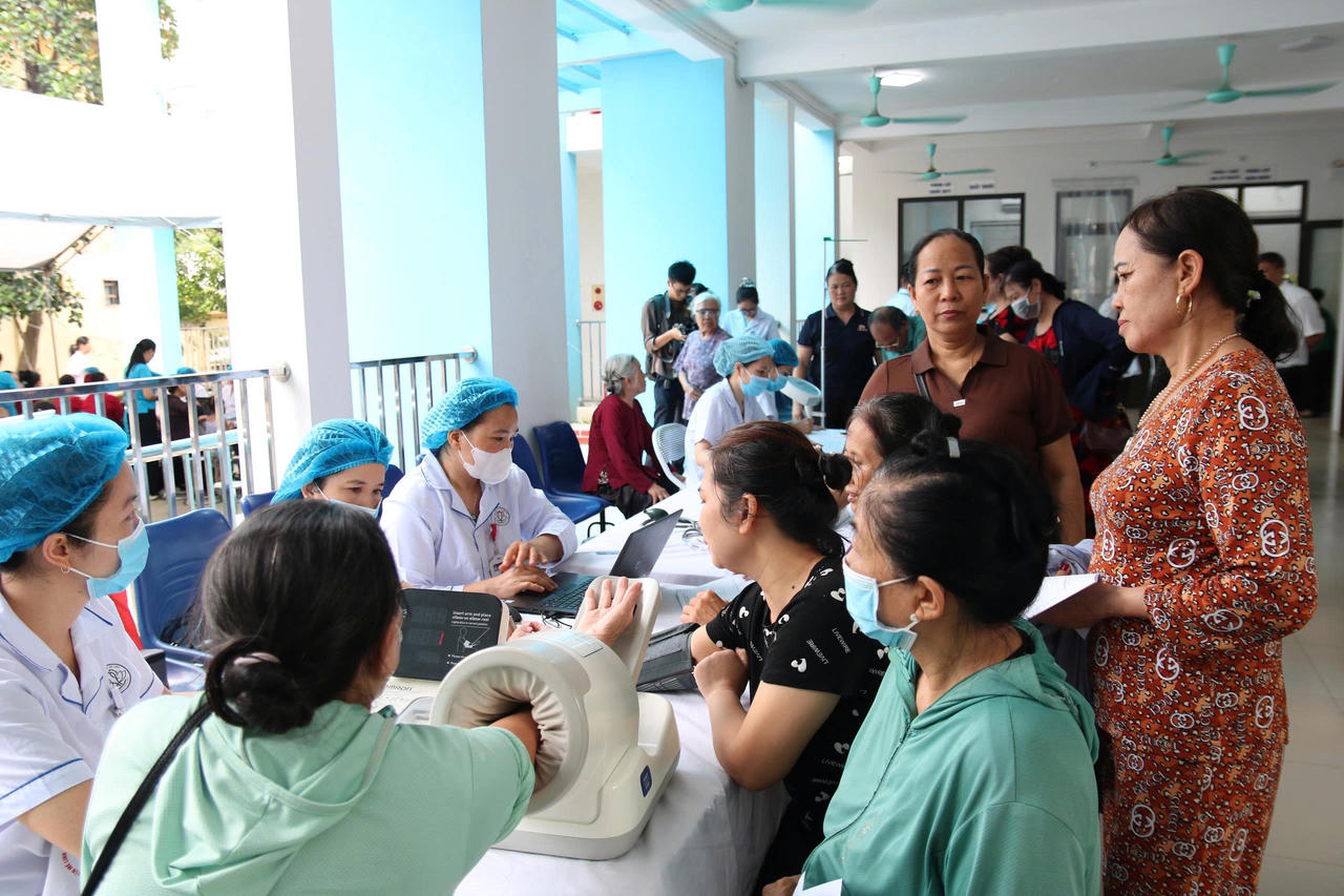 Người dân Hà Nội phấn khởi vì được khám sức khỏe miễn phí ngay gần nhà