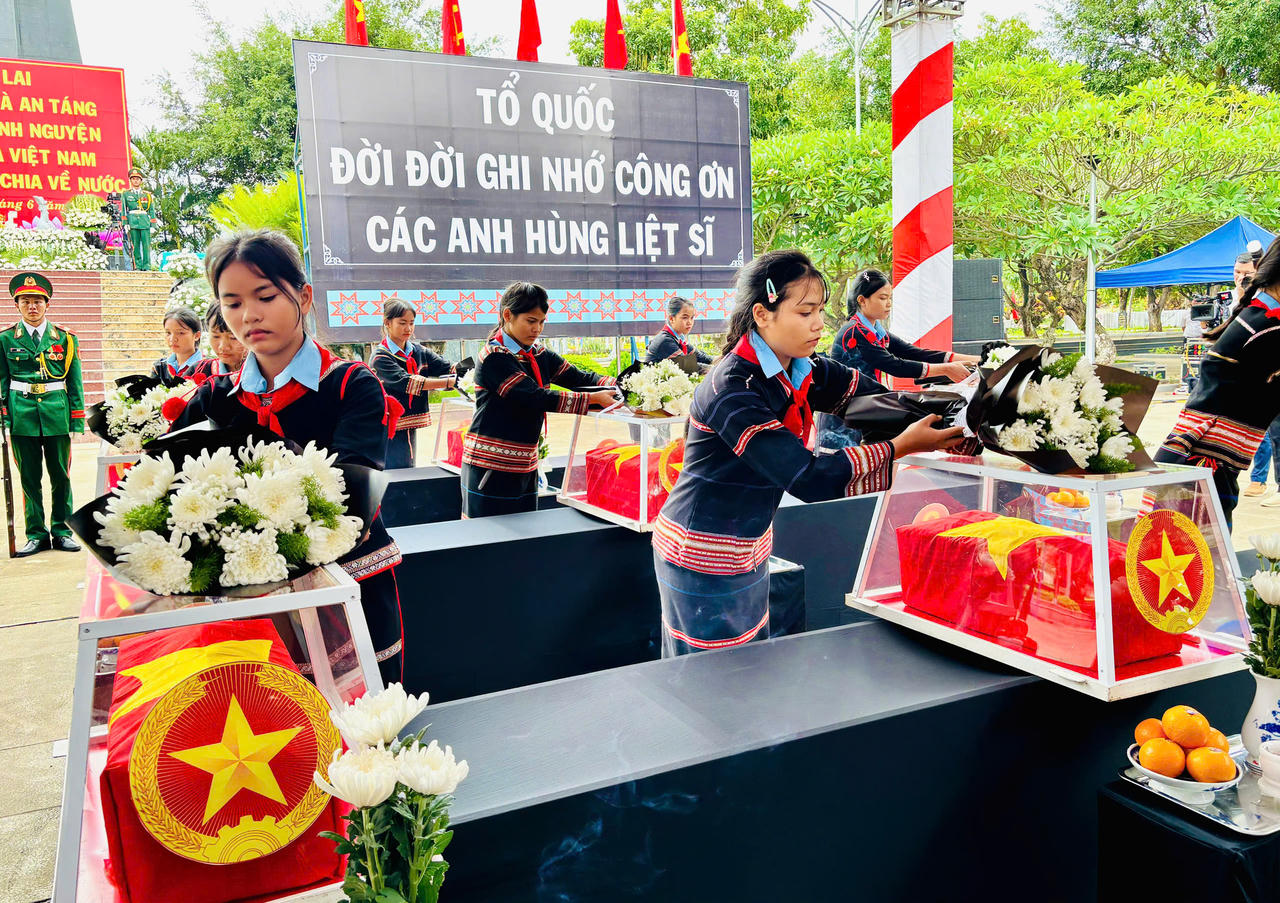 Thế hệ trẻ Gia Lai dâng hoa các anh hùng liệt sĩ tại Nghĩa trang Liệt sĩ Đức Cơ. (Ảnh: NM)