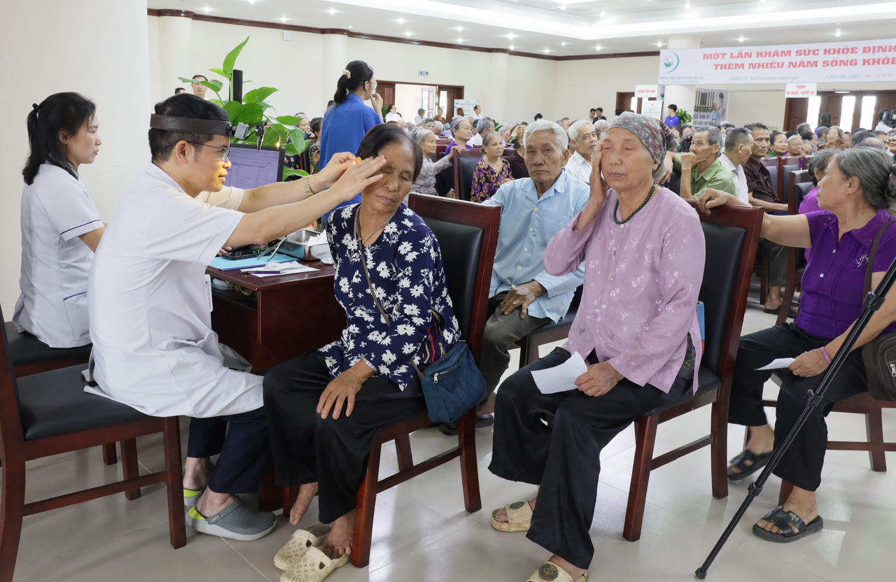Người dân Hà Nội phấn khởi vì được khám sức khỏe miễn phí ngay gần nhà Người dân Hà Nội phấn khởi vì được khám sức khỏe miễn phí ngay gần nhà
