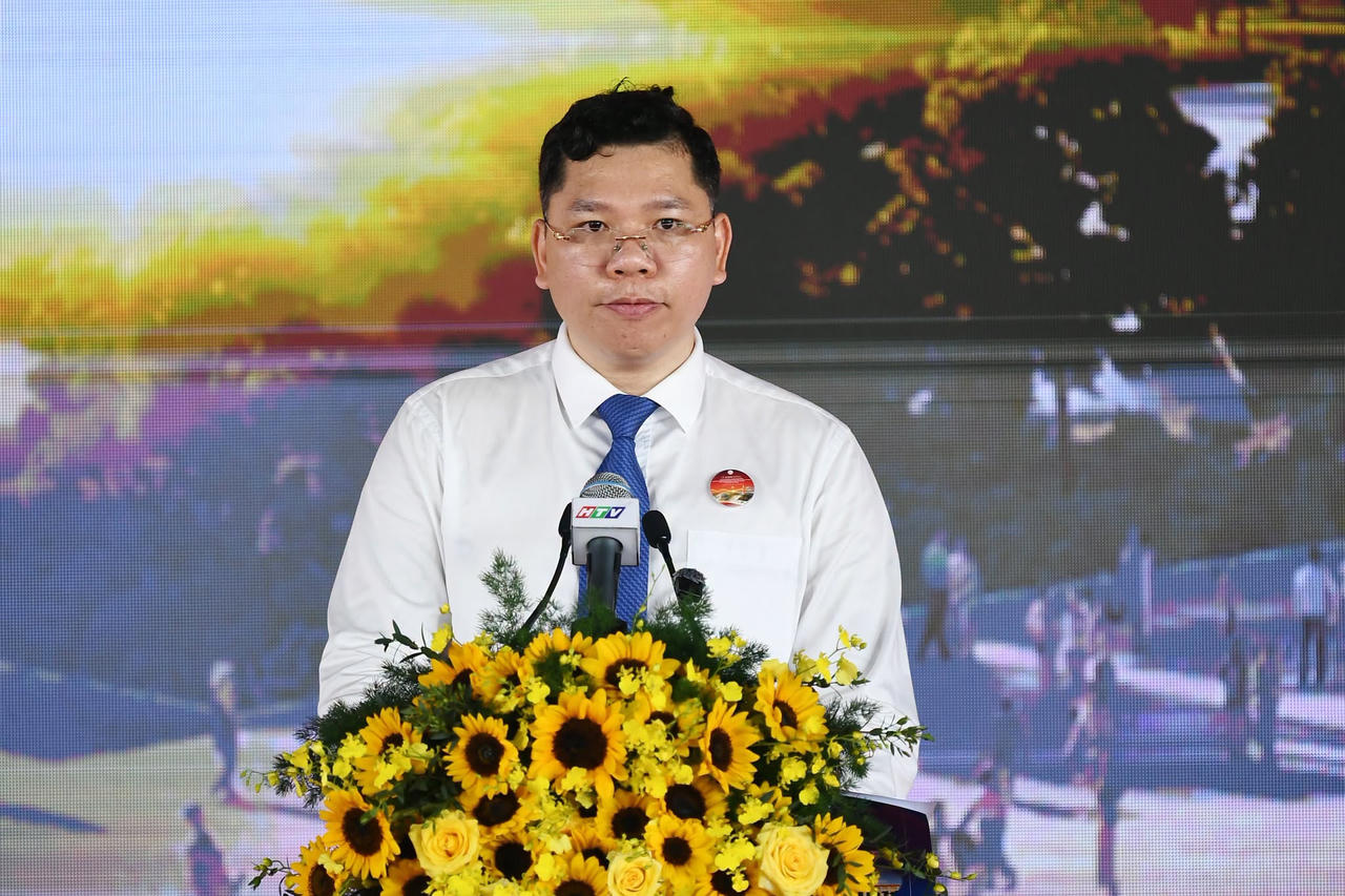 Ông Hoàng Nguyên Dinh, Phó Chủ tịch UBND TP nhấn mạnh, việc đồng loạt khởi công 8 dự án chiến lược là sự kiện đầu tư hạ tầng, đồng thời là cam kết thực hiện khát vọng phát triển của Thành phố, xứng đáng với niềm tin của cả nước.