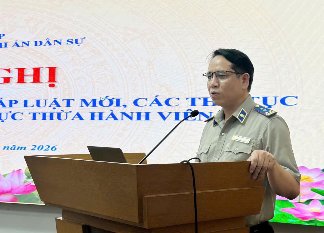 Đồng chí Hoàng Thế Anh – Trưởng ban Ban Nghiệp vụ thi hành án hành chính và Thừa hành viên trình bày tại Hội nghị.