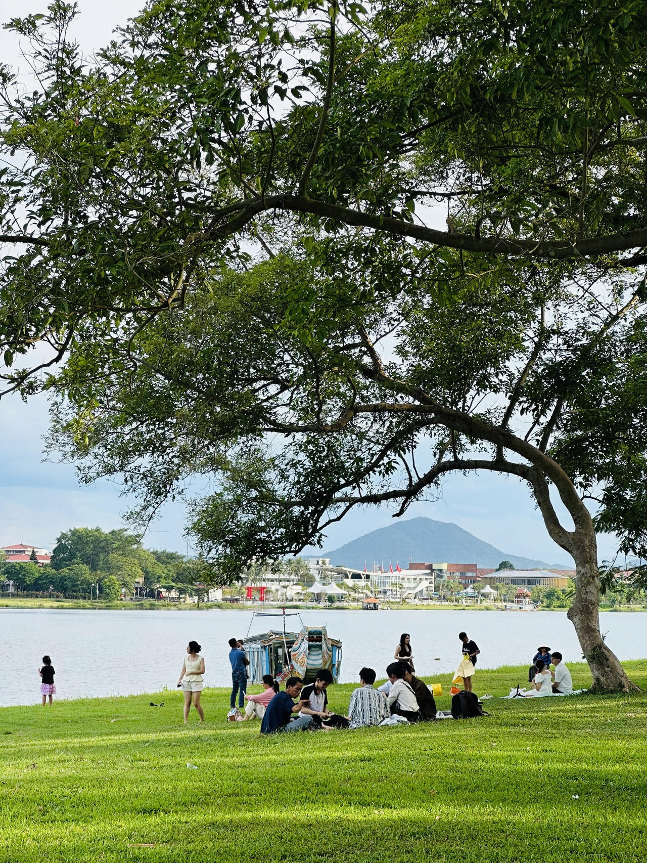 Không gian xanh bên bờ sông Hương: Điểm hẹn của những buổi picnic “trốn nóng”