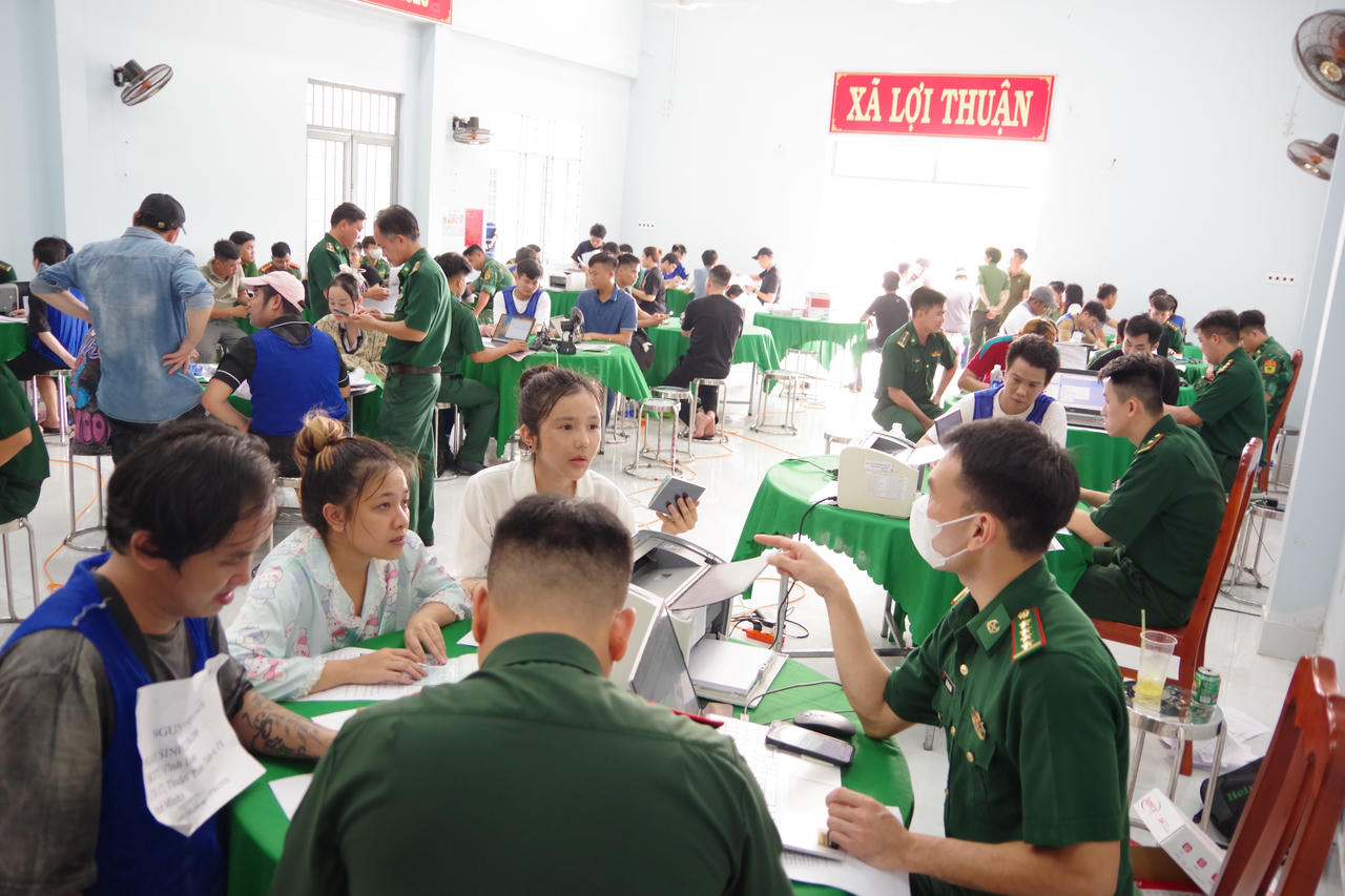 Lực lượng chức năng tiến hành rà soát, phân loại thông tin các đối tượng.