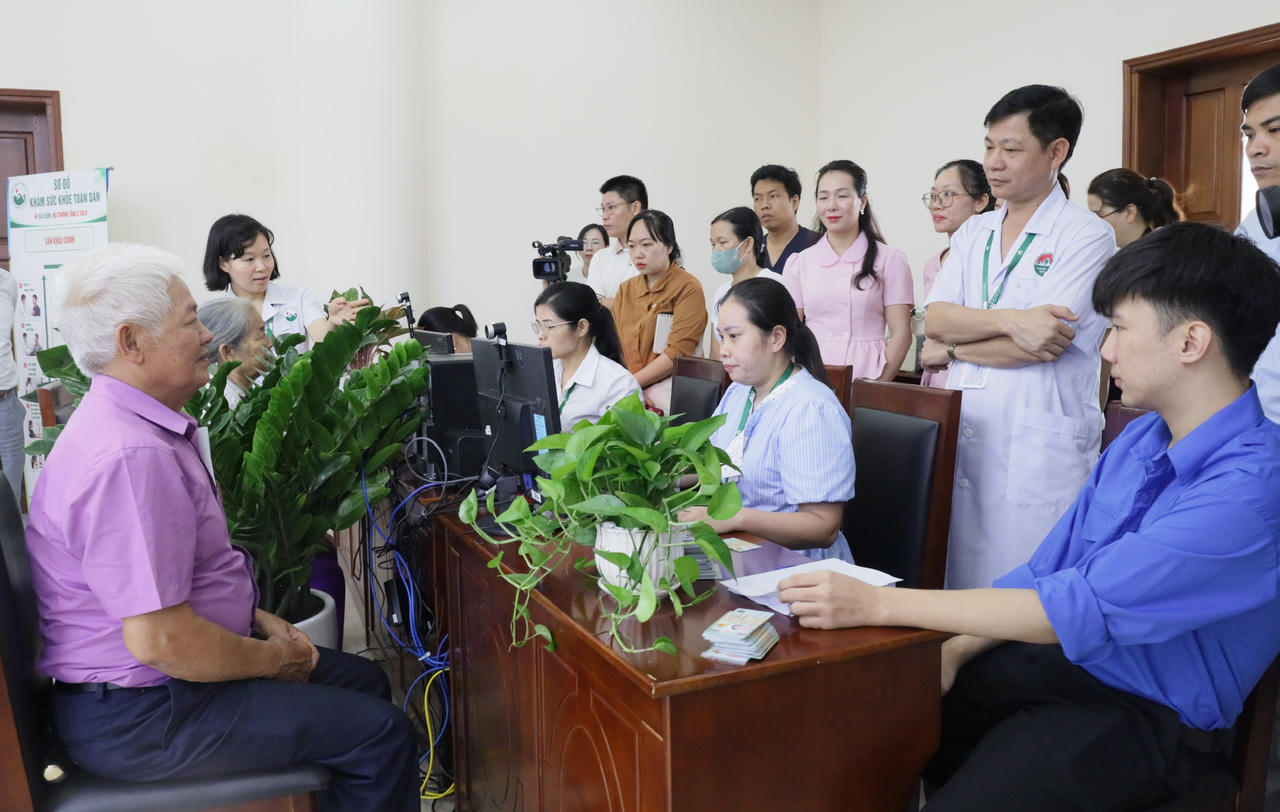 Ông Chu Duy Hào (73 tuổi, xã Vật Lại) vui mừng được khám sức khỏe.