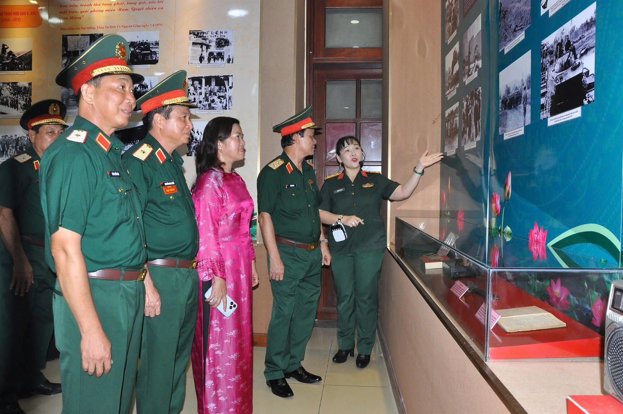 Đại biểu tham quan các khu trưng bày triển lãm.&nbsp;
