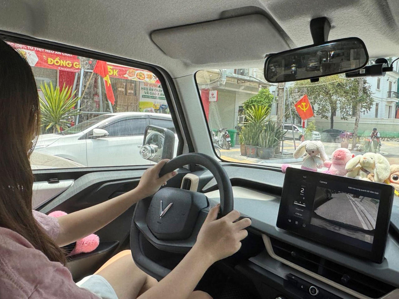 Chị Nguyễn Thanh Thư (Hà Nội) cho biết VF 3 giúp chị giải nỗi lo di chuyển trong nội đô