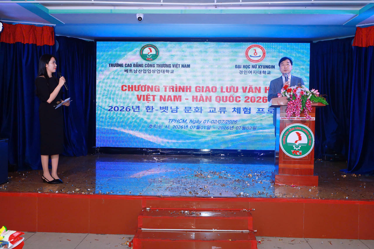 Đại diện Trường Đại học Kyung-In (Hàn Quốc) phát biểu đáp từ
