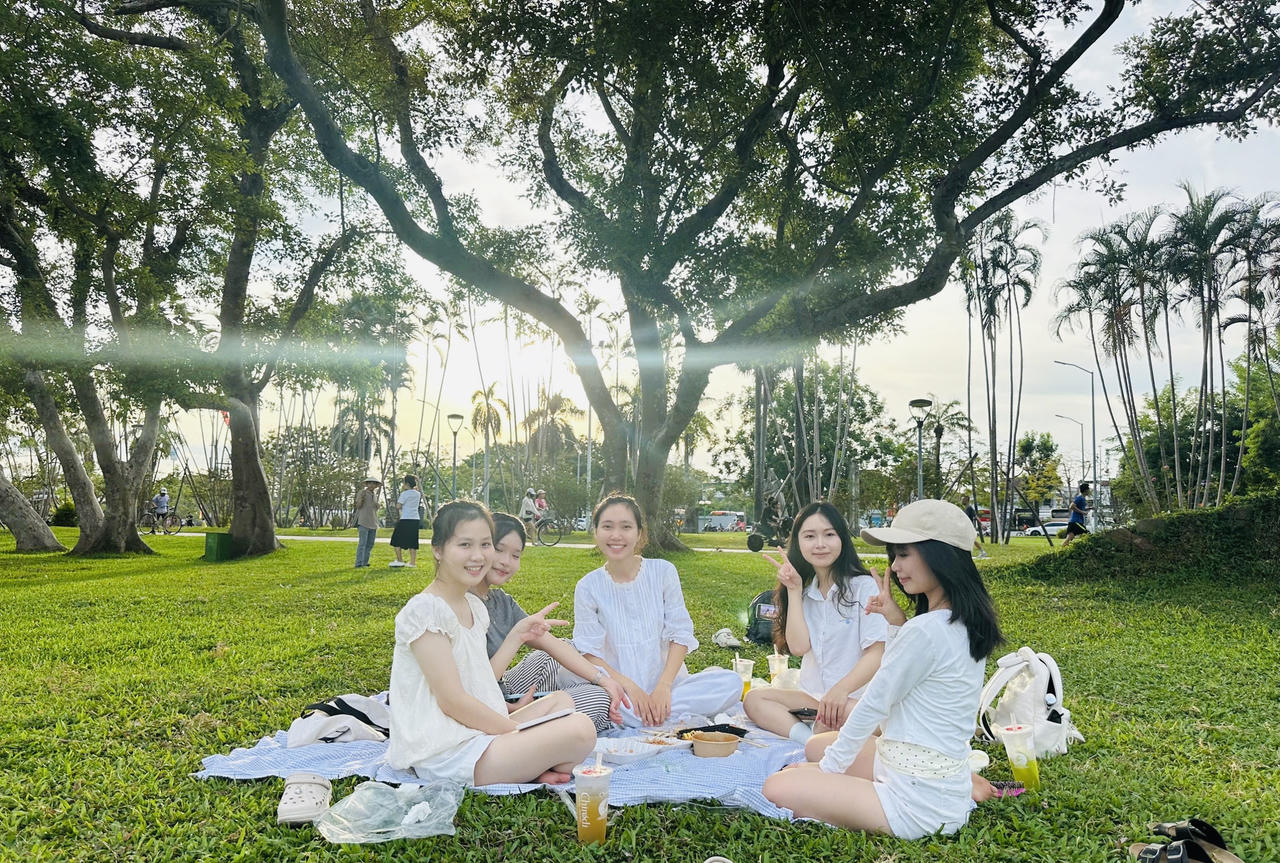 Nhiều bạn trẻ lựa chọn công viên ven sông Hương thay cho các quán cà phê để thư giãn sau giờ học.