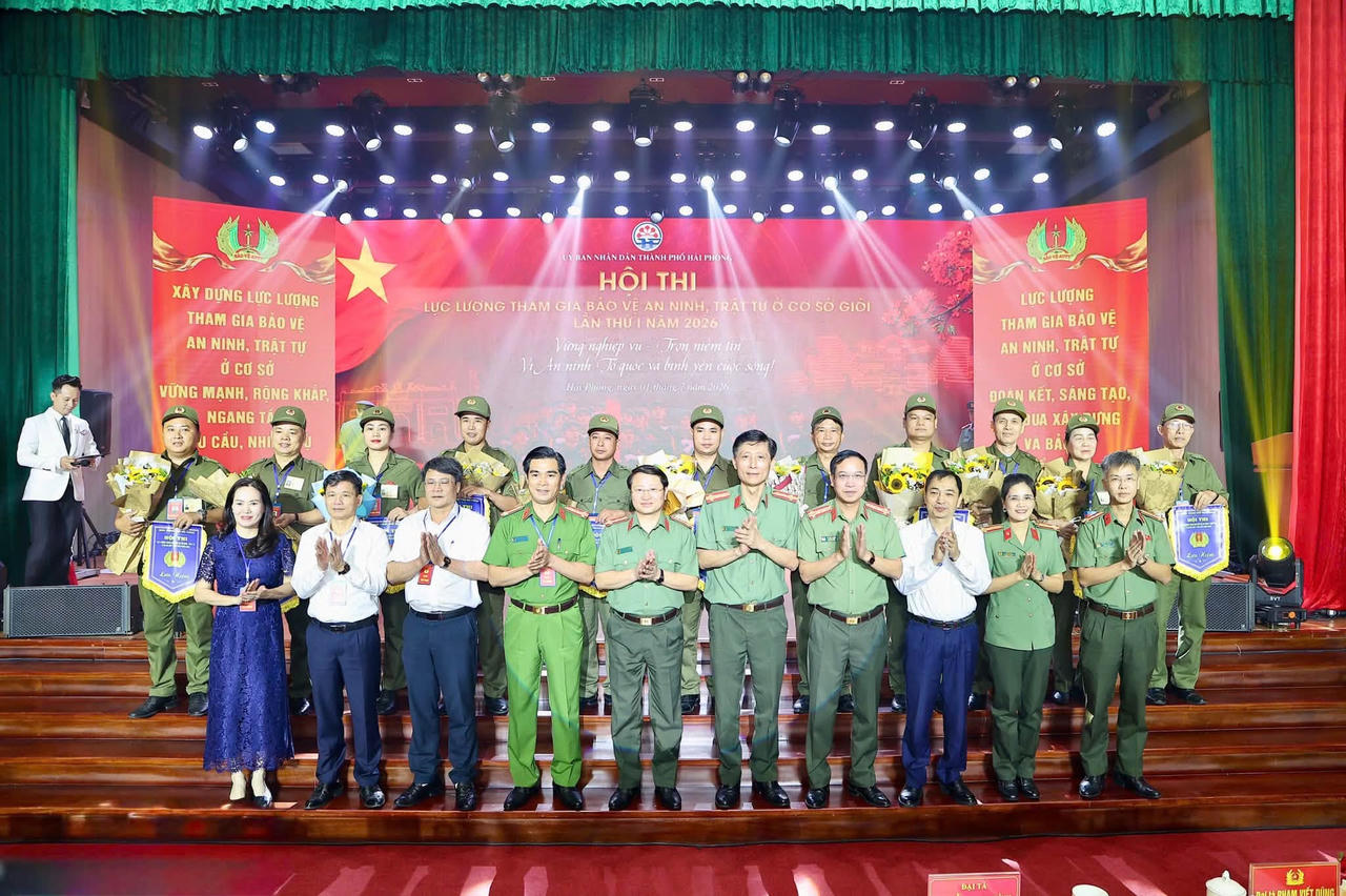 Ban Tổ chức chụp ảnh lưu niệm cùng 11 đội thi.