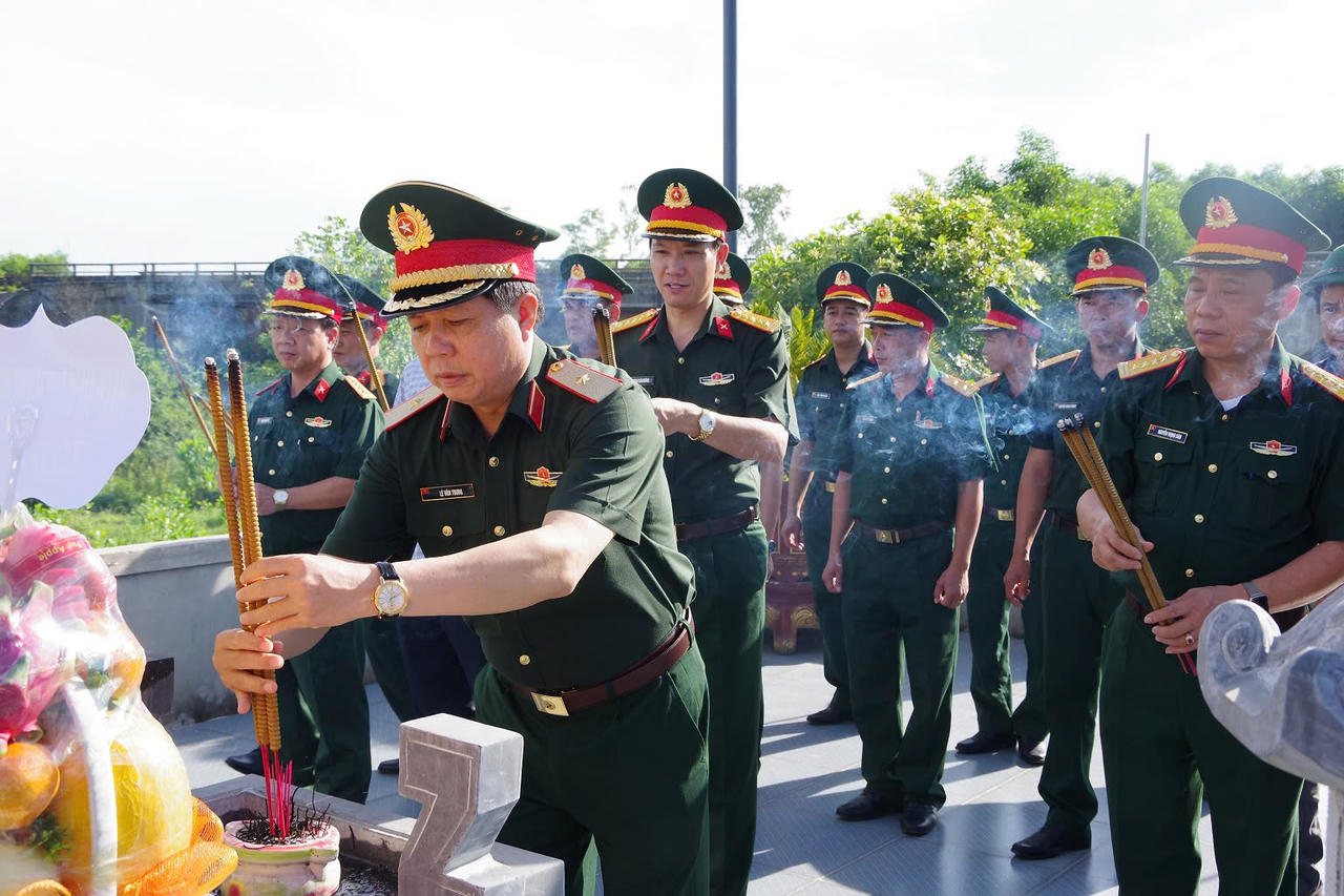 Thiếu tướng Lê Văn Trung, Phó Chính ủy Quân khu 4, Trưởng Ban Chỉ đạo tìm kiếm, quy tập và xác định danh tính hài cốt liệt sĩ Quân khu 4 dâng hương, dâng hoa tưởng niệm các Anh hùng liệt sĩ tại Đền thờ Liệt sĩ Trung đoàn 88, Sư đoàn 308 ở Câu Nhi.