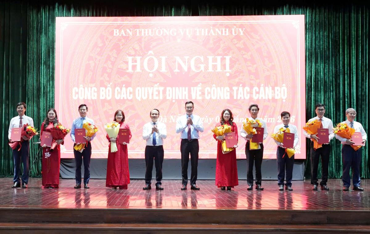 Bí thư Thành uỷ Đà Nẵng Lê Ngọc Quang và Phó Bí thư Thường trực Thành uỷ Nguyễn Đình Vĩnh trao quyết định và tặng hoa chúc mừng các cán bộ được điều động, bổ nhiệm, phân công công tác