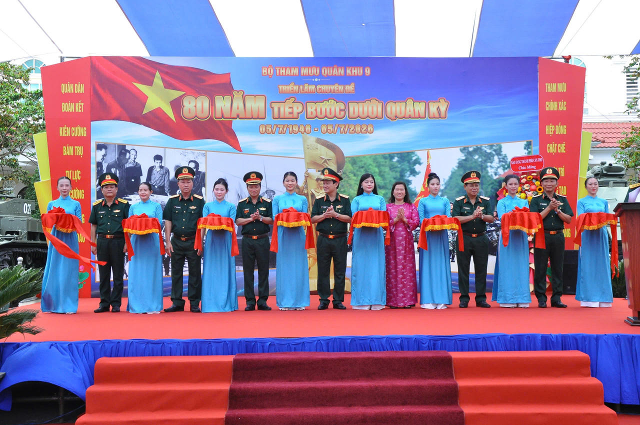 Các đại biểu thực hiện nghi thức khai mạc&nbsp;triển lãm.