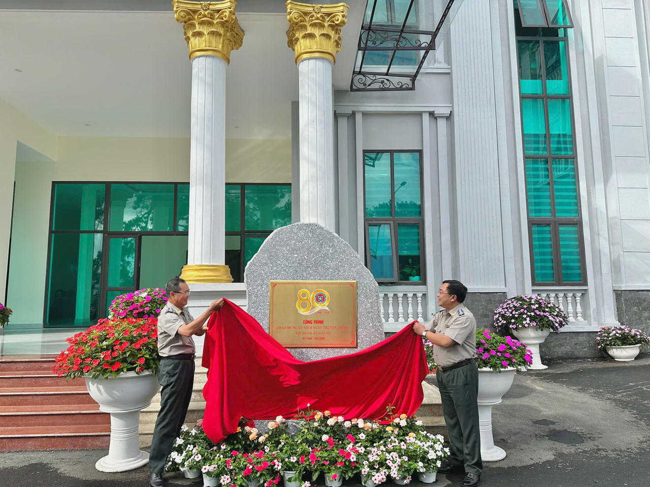 Ông Đặng Đình Quyền, Bí thư Đảng ủy Thi hành án dân sự tỉnh Lâm Đồng, Trưởng Thi hành án dân sự tỉnh; ông Huỳnh Văn Hùng, Phó Bí thư Thường trực Đảng ủy, Phó Trưởng Thi hành án dân sự tỉnh kéo băng khánh thành và gắn biển công trình.