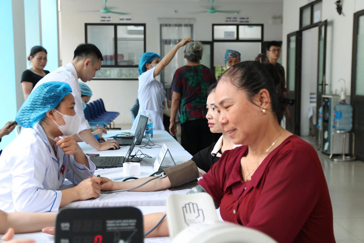 Người dân Hà Nội phấn khởi vì được khám sức khỏe miễn phí ngay gần nhà