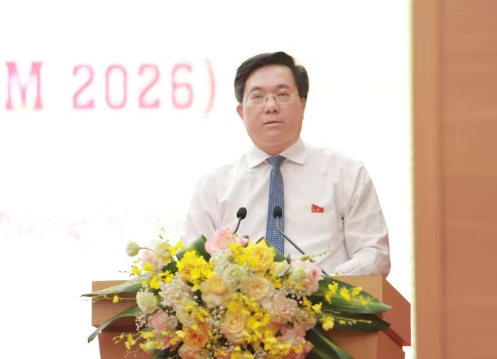Chủ tịch UBND tỉnh Phú Thọ Trần Duy Đông phát biểu về tình hình phát triển kinh tế - xã hội tỉnh Phú Thọ 6 tháng đầu năm 2026 tại Kỳ họp thứ 3 HĐND tỉnh Phú Thọ khóa XX, nhiệm kỳ 2026 - 2031. Ảnh Thu Hương