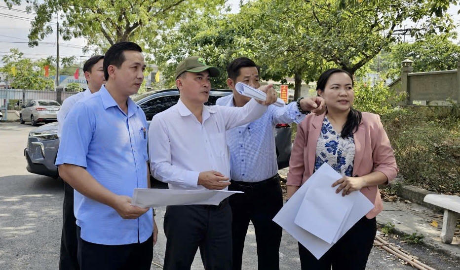Phó chủ tịch UBND tỉnh Đồng Nai khảo sát một số khu vực xây dựng trường học.
