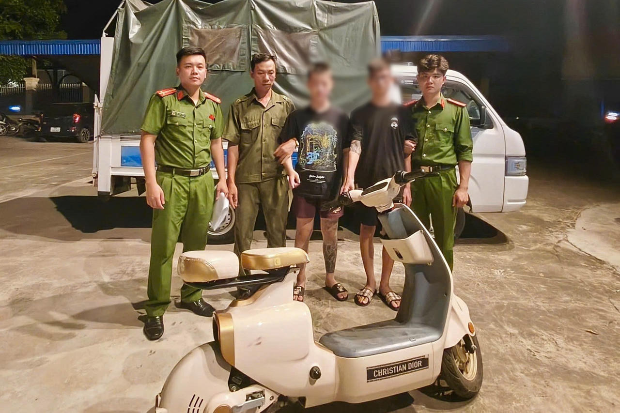 Bắt giữ hai thiếu niên dùng kiếm cướp xe máy điện, 14 cá nhân được khen thưởng