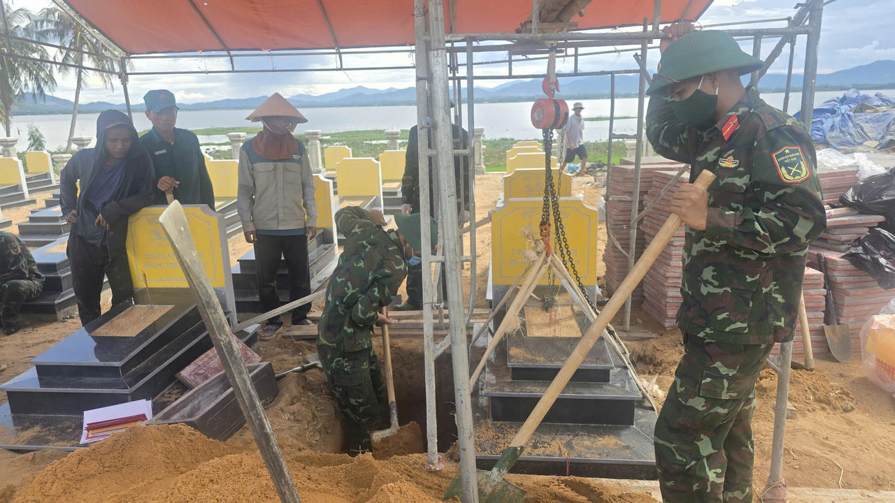 Lực lượng chức năng tổ chức lấy mẫu hài cốt liệt sĩ tại Nghĩa trang Liệt sĩ Mỹ Thắng. (Ảnh: HQ)