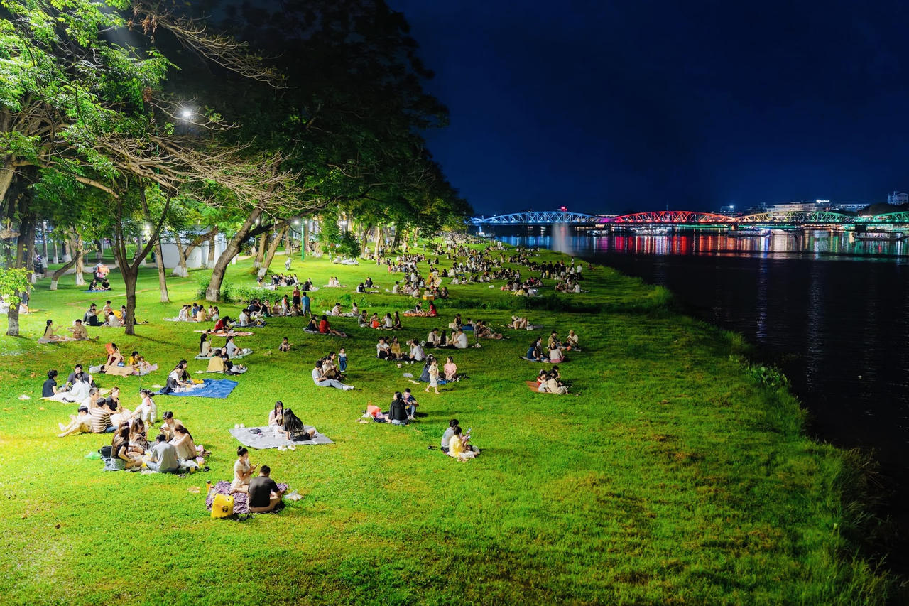 Ngày càng nhiều người dân lựa chọn picnic ven sông Hương để tận hưởng không gian xanh và không khí trong lành.