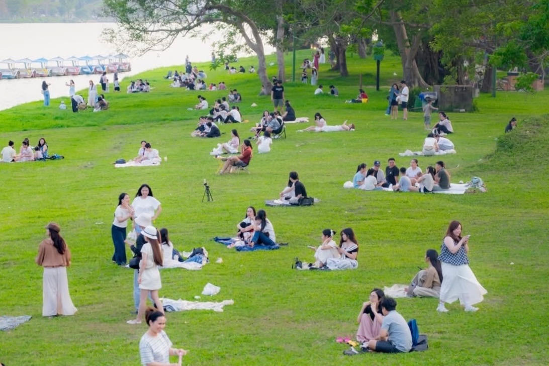 Không gian xanh bên bờ sông Hương: Điểm hẹn của những buổi picnic “trốn nóng”