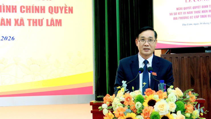 ông Phạm Trọng La - Phó Bí thư Đảng ủy, Chủ tịch UBND xã Thư Lâm trình bày báo cáo tổng kết công tác sắp xếp thôn trên địa bàn.