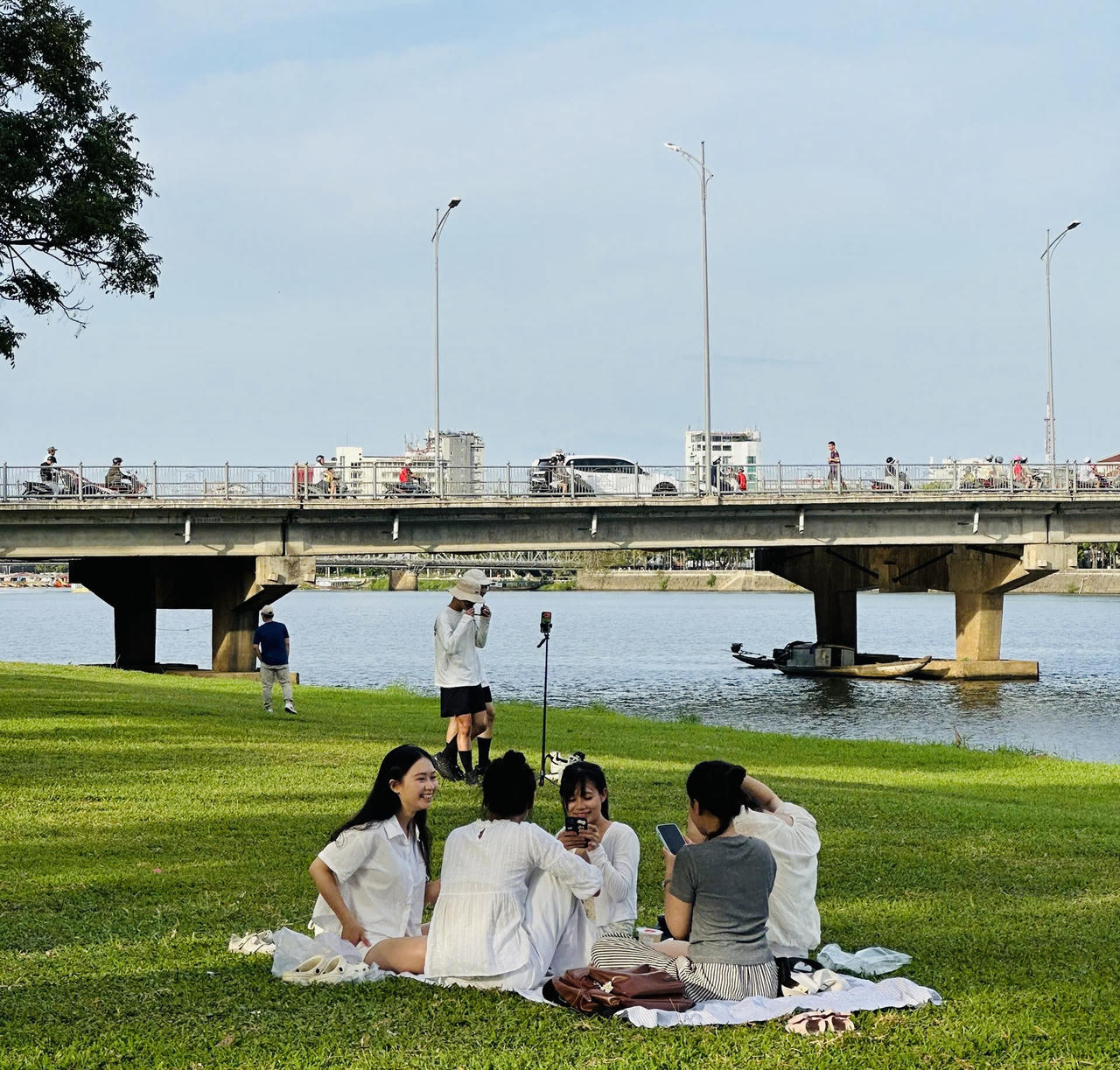 Không gian xanh bên bờ sông Hương: Điểm hẹn của những buổi picnic “trốn nóng”