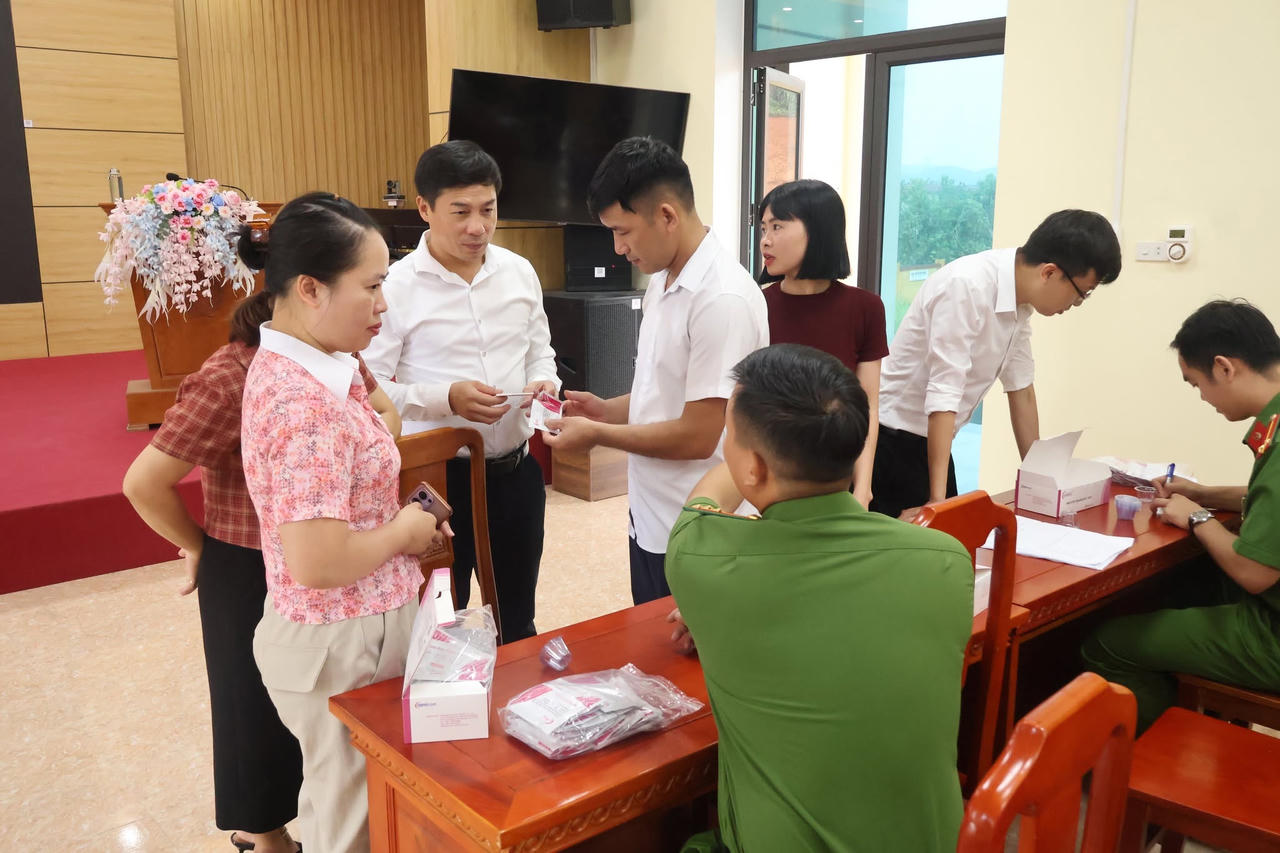 Xét nghiệm nhanh chất ma túy đối với 100% cán bộ, công chức, viên chức phường Âu Lâu
