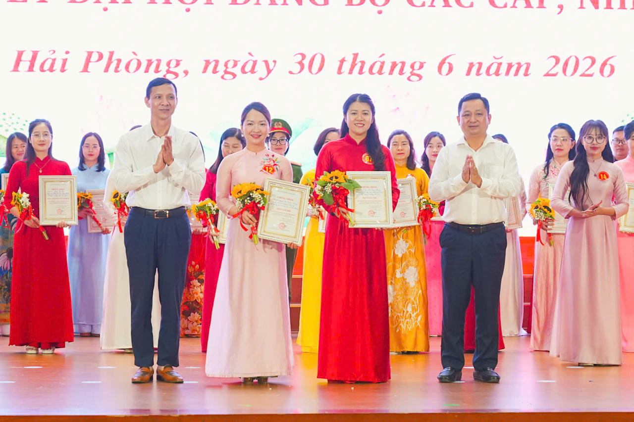 Ban Tổ chức Hội thi trao giải Nhì cho các thí sinh