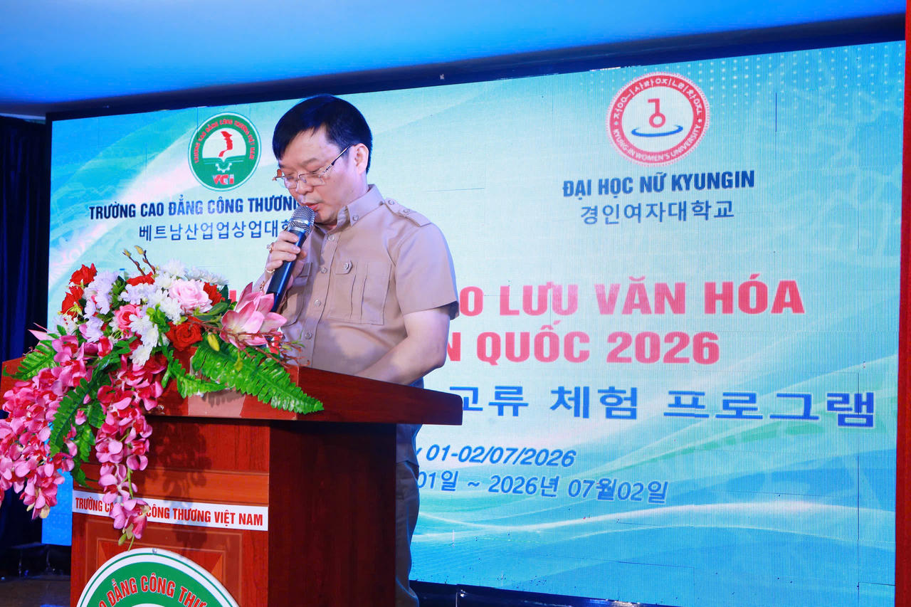 VS.GSDD.TS Lê Đại Hùng, Bí thư Đảng ủy, Chủ tịch Hội đồng trường phát biểu tại buổi giao lưu