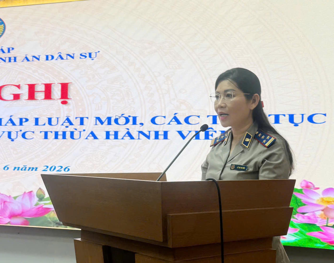 Đồng chí Lê Thị Thu Hiền, Phó Trưởng ban Ban Nghiệp vụ thi hành án hành chính và Thừa hành viên trình bày tại Hội nghị.