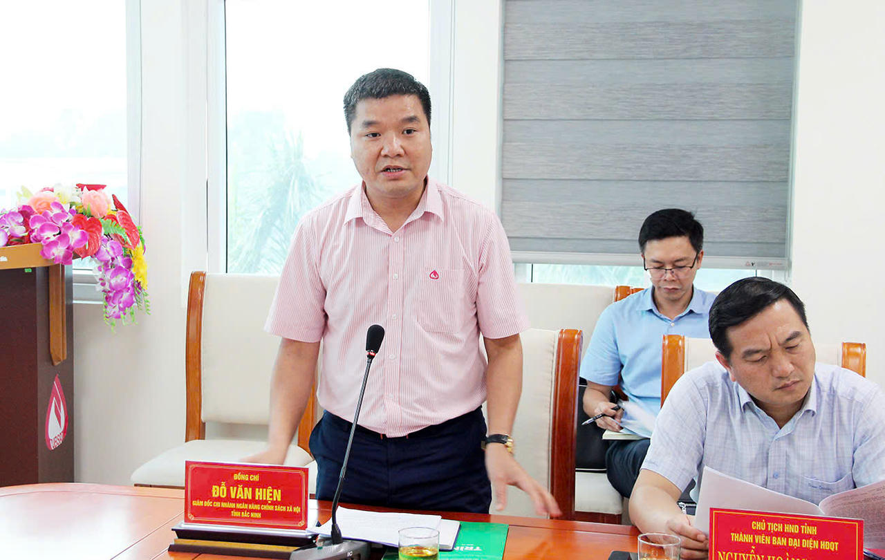 Bí thư Đảng bộ, Giám đốc NHCSXH tỉnh Bắc Ninh - ông Đỗ Văn Hiện phát biểu tại Hội nghị Ban Đại diện HĐQT - NHCSXH tỉnh Bắc Ninh.