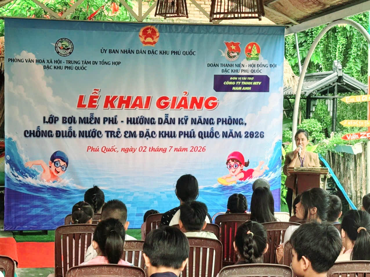 Bà Nguyễn Thị Kim Loan, Phó chủ tịch UBND đặc khu Phú Quốc phát biểu tại lễ khai giảng lớp bơi miễn phí