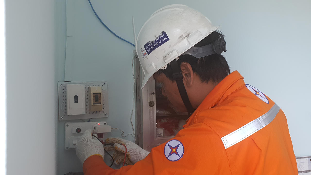 EVNHCMC triển khai dịch vụ lắp đặt, thay dây dẫn sau công tơ cho khách hàng 
