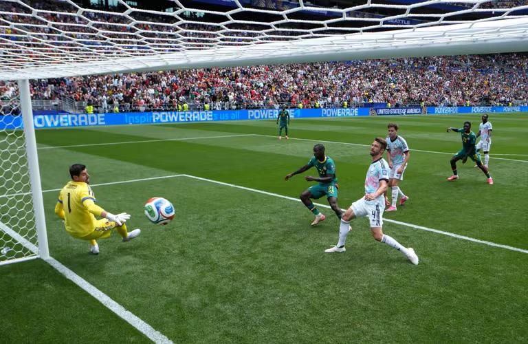 Senegal (áo xanh) đã dẫn trước đội tuyển Bỉ 2-0 tới phút 86 của trận đấu. (Ảnh FIFA)