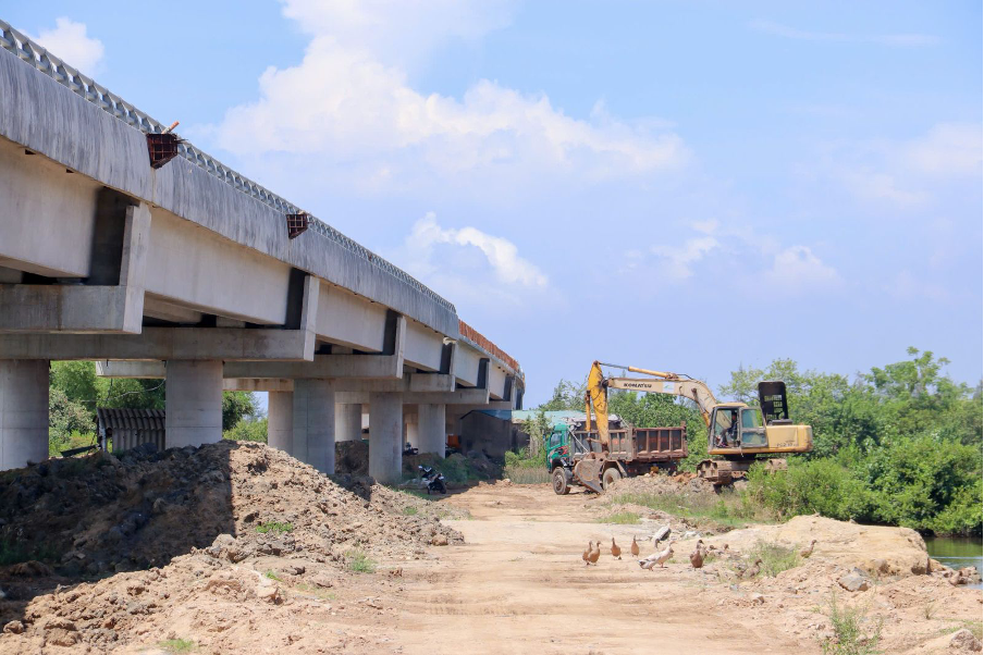 Đường ven biển Dung Quất - Sa Huỳnh đang được đẩy nhanh tiến độ hoàn thiện.