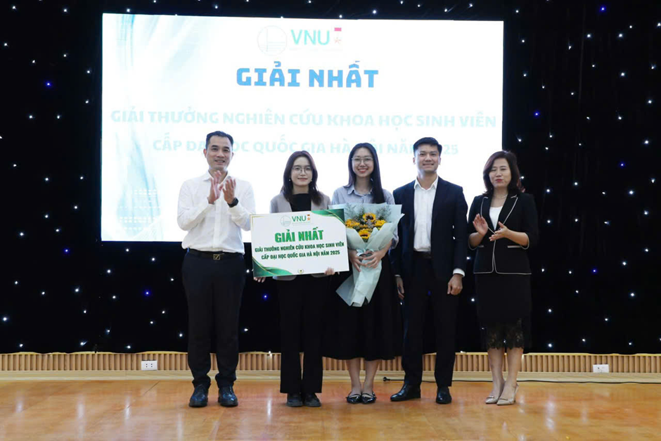 TS. Đỗ Việt Cường hướng dẫn nhóm Nghiên cứu khoa học sinh viên Trường Đại học Luật giành Giải Nhất cấp Đại học Quốc gia Hà Nội năm 2025.