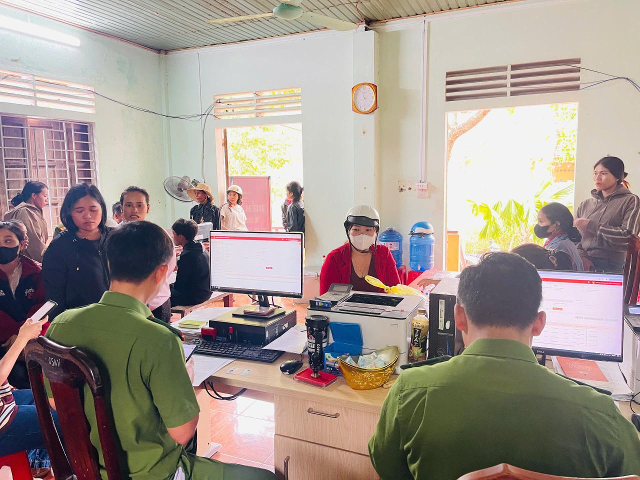 Nhân dân đến trụ sở Công an xã để thực hiện các thủ tục hành chính luôn được hướng dẫn tận tình.