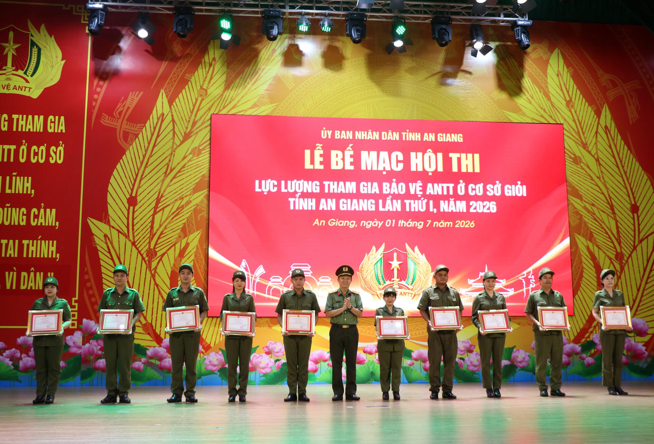 Trao giải Hội thi lực lượng tham gia bảo vệ an ninh trật tự ở cơ sở giỏi ở An Giang 