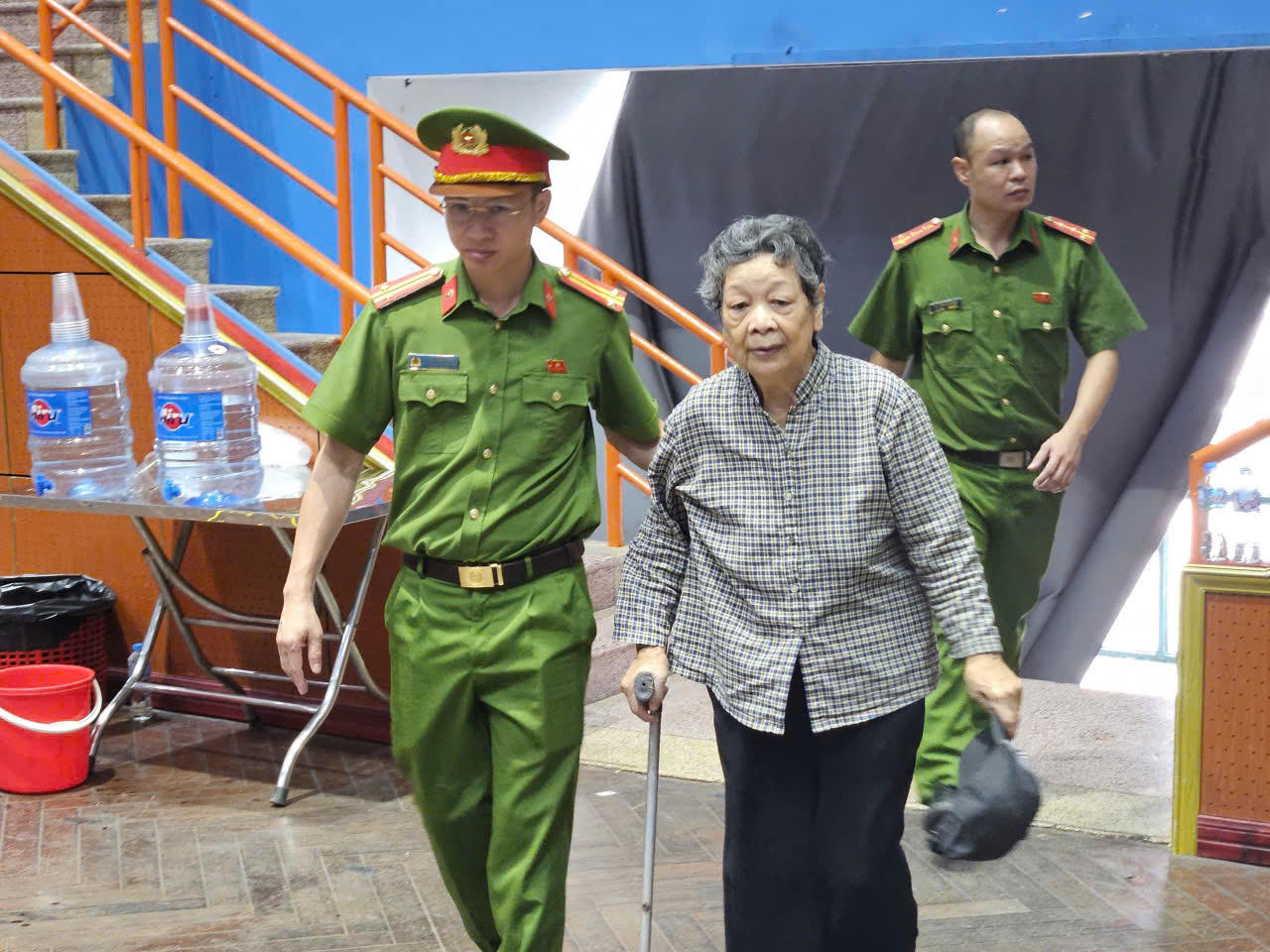 Cán bộ chiến sĩ Công an phường Tây Hồ hỗ trợ thân nhân liệt sĩ cao tuổi tại điểm tiếp nhận, xác minh thông tin và thu nhận mẫu sinh phẩm ADN.