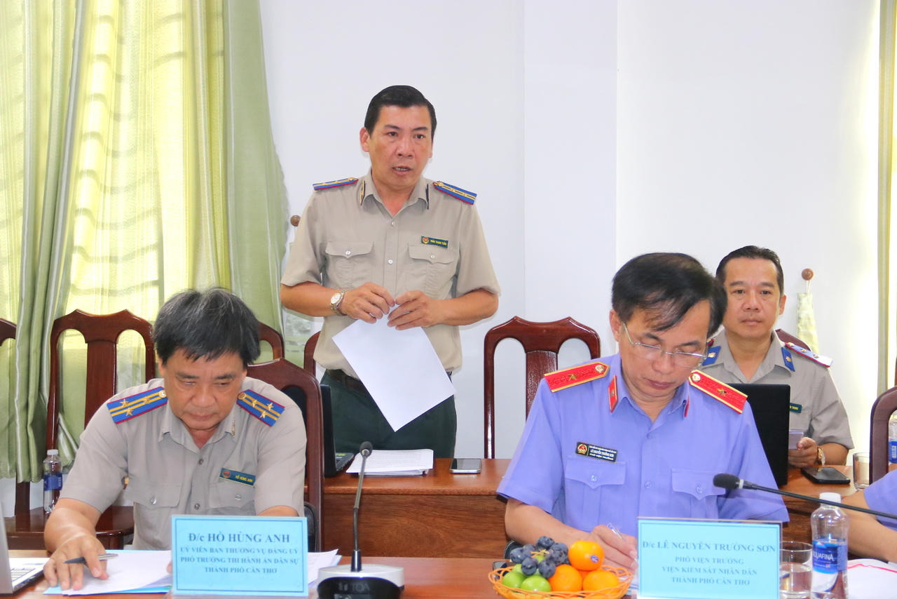 Ông Trần Thanh Tuấn - Trưởng Phòng Kiểm tra, giải quyết khiếu nại, tố cáo (THADS TP Cần Thơ) báo cáo với đoàn công tác