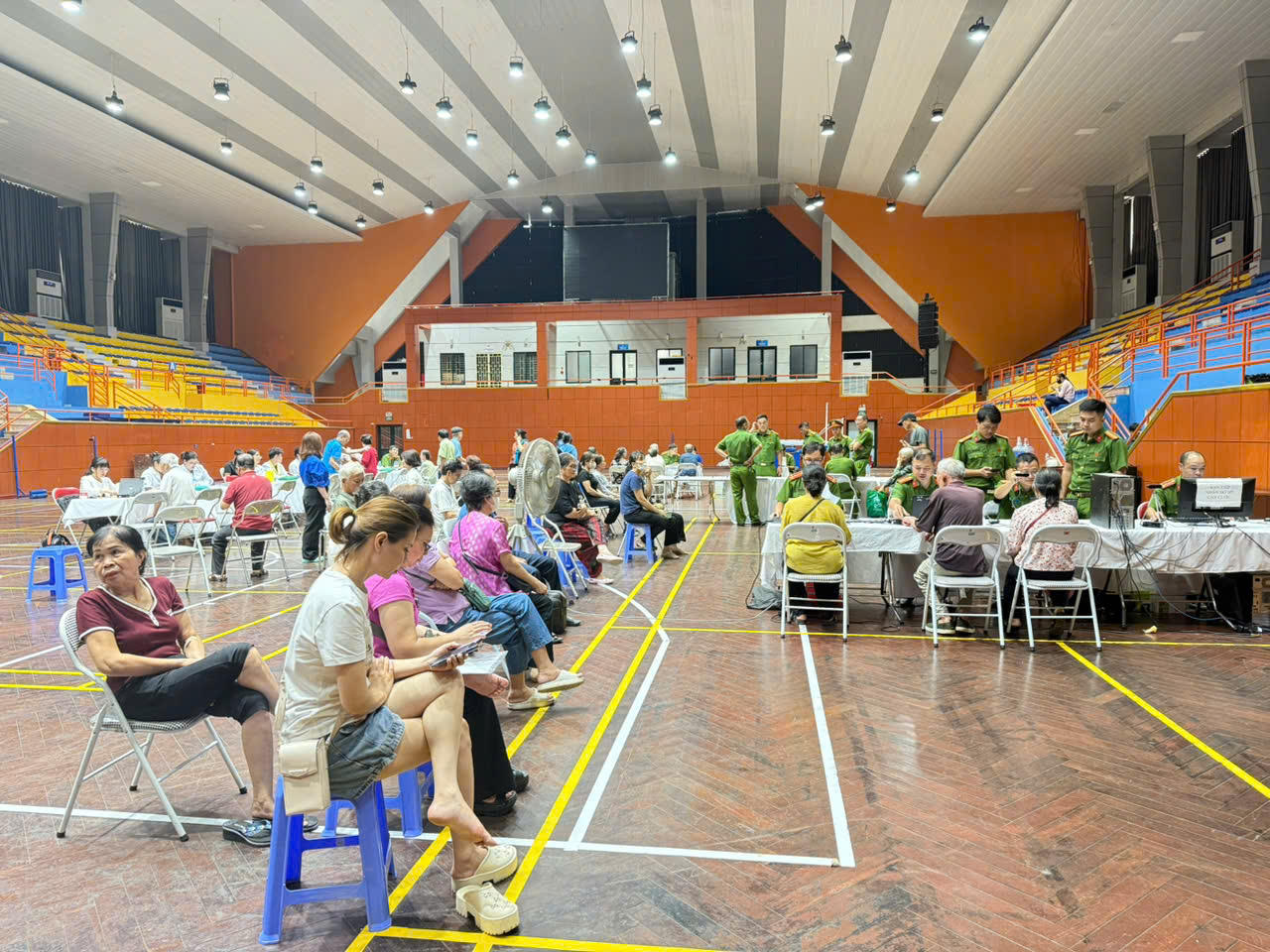 Toàn cảnh các lực lượng tham gia phối hợp tại điểm thu nhận mẫu ADN tại Nhà thi đấu phường Xuân Đỉnh.