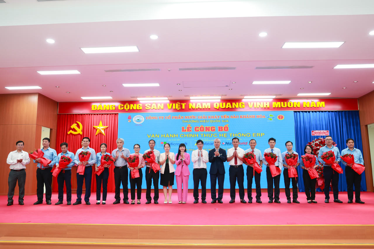 Tặng hoa cho Ban điều hành Hệ thống ERP