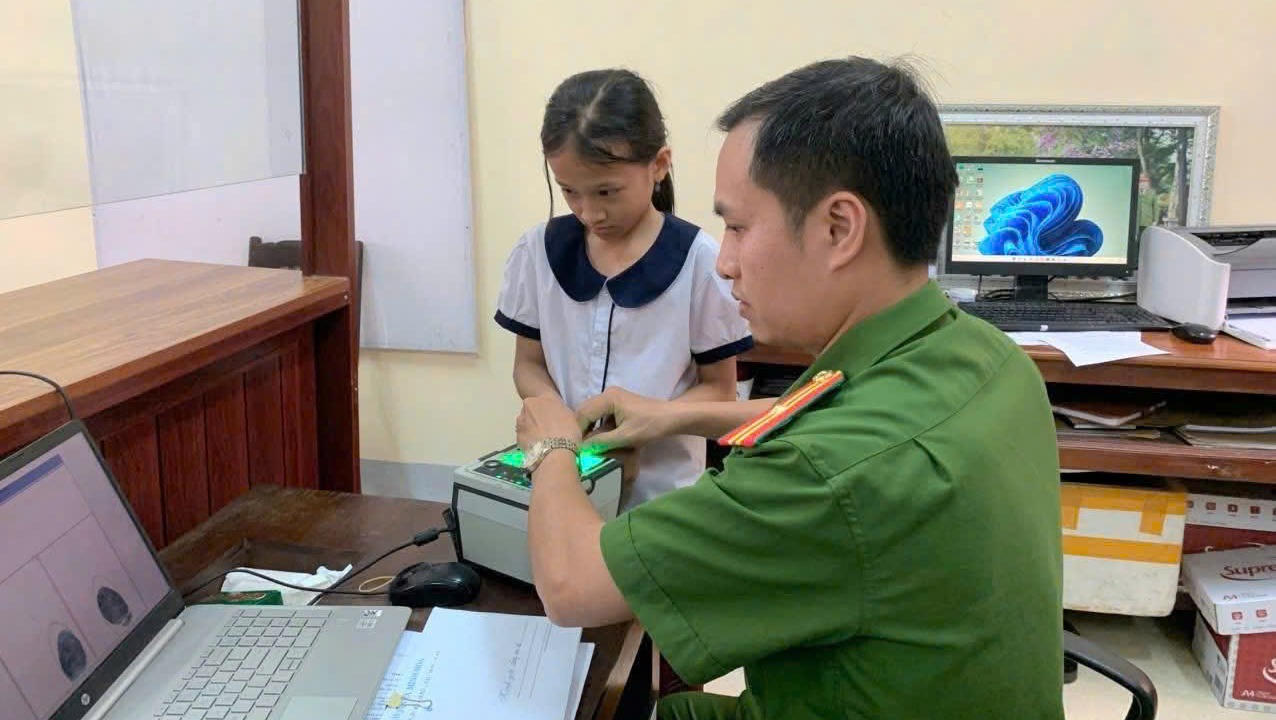 Cán bộ Công an xã thu nhận hồ sơ cấp định danh điện tử cho học sinh trên 6 tuổi.