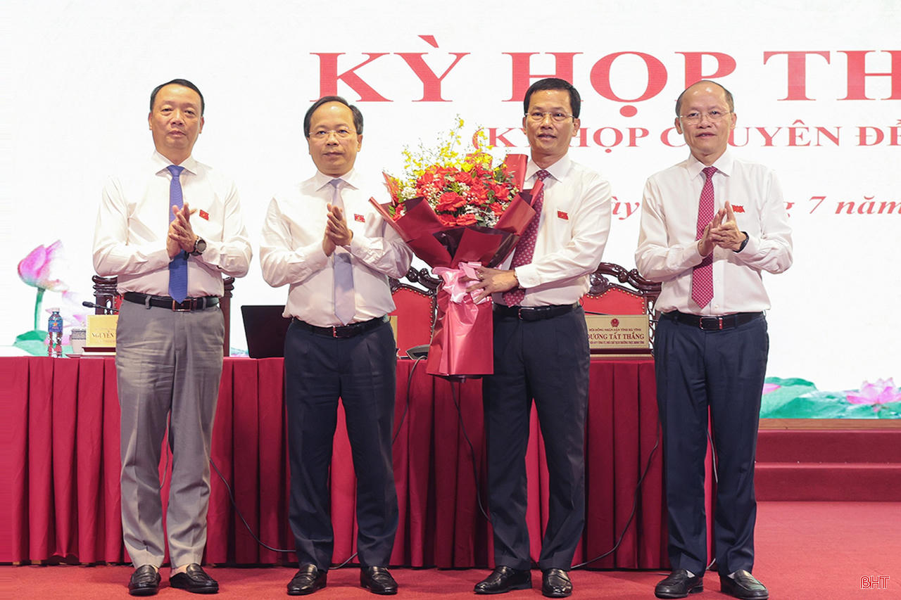 Thường trực Tỉnh ủy Hà Tĩnh tặng hoa chúc mừng tân Phó Chủ tịch UBND tỉnh Nguyễn Trọng Hiếu. Ảnh: BHT