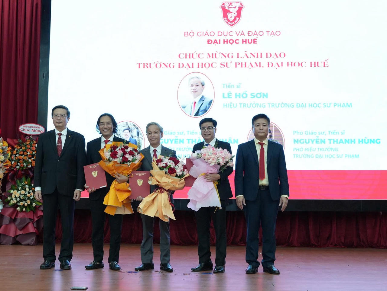 Lãnh đạo trường Đại học Sư phạm nhận quyết định và hoa chúc mừng từ LĐ Đại học Huế
