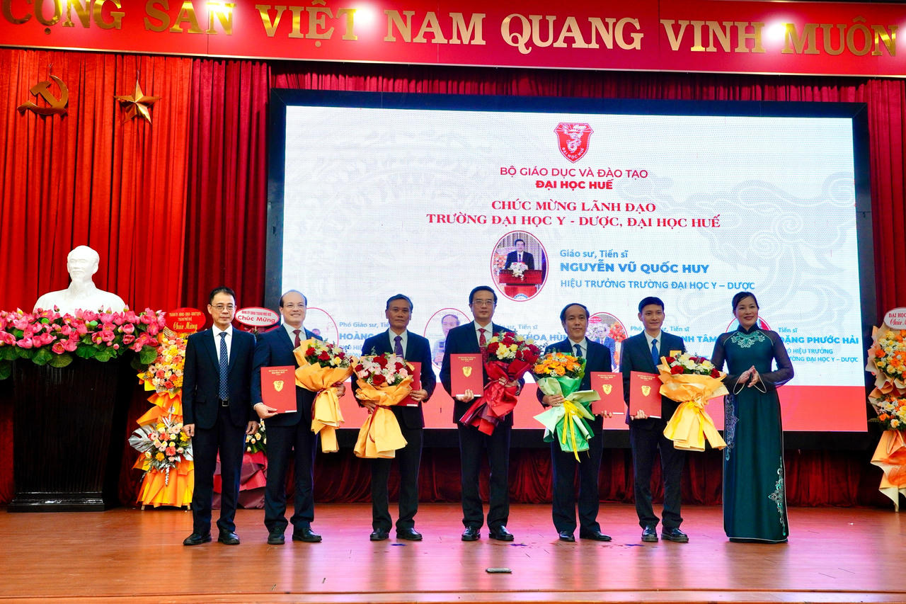 Lãnh đạo trường Đại học Y - Dược (Trong đó&nbsp;GS.TS. Nguyễn Vũ Quốc Huy, Quyền Giám đốc Đại học Huế kiêm nhiệm Hiệu trưởng nhà trường)