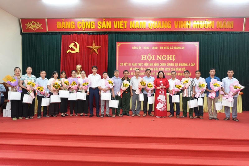 Lãnh đạo xã tặng quà, hoa&nbsp;cho Bí thư, Trưởng thôn, Trưởng ban CTMT của 28 thôn cũ nghỉ việc (Ảnh: Trang TT xã Hoàng An).