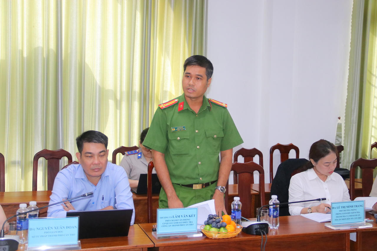 Thượng tá Lâm Văn Kết - Phó Chánh Văn phòng Cơ quan Cảnh sát điều tra Công an TP Cần Thơ trình bày với Đoàn công tác
