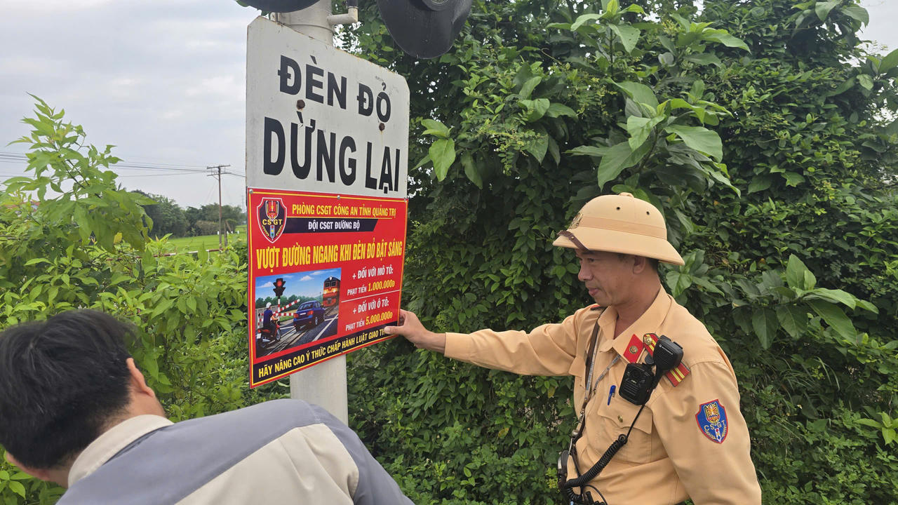 CSGT đẩy mạnh tuyên truyền, nâng cao ý thức chấp hành pháp luật về trật tự, an toàn giao thông cho người dân.