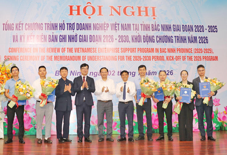 Các đại biểu chụp ảnh lưu niệm cùng đại diện các đơn vị tham gia ký kết thỏa thuận hợp tác triển khai Chương trình hỗ trợ doanh nghiệp năm 2026.